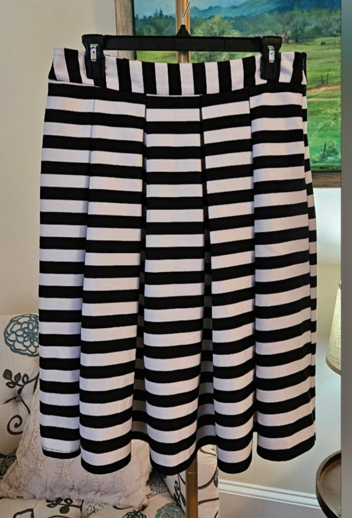 Faith and Joy Pleated Blk & White Skirt, Side Zip Size Large