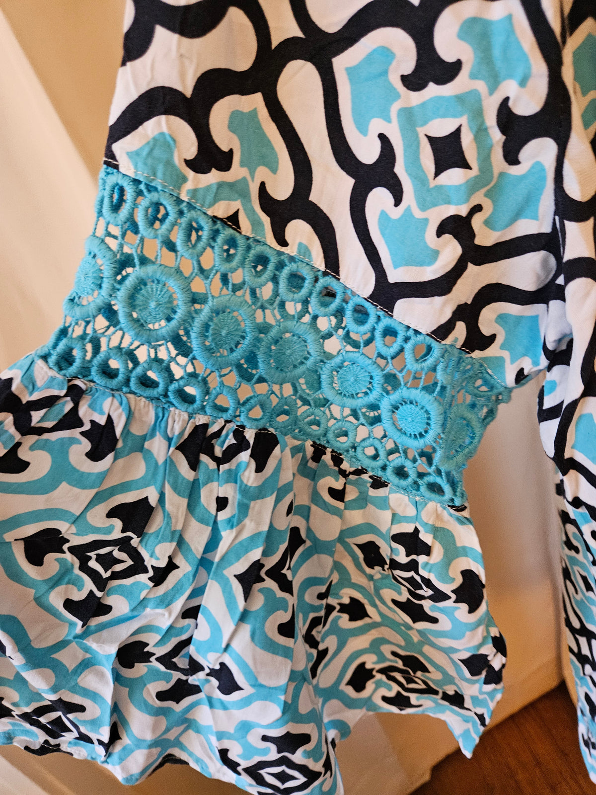 Crown & Ivy XL Turquoise & Black Oversized Bell Sleeve Top