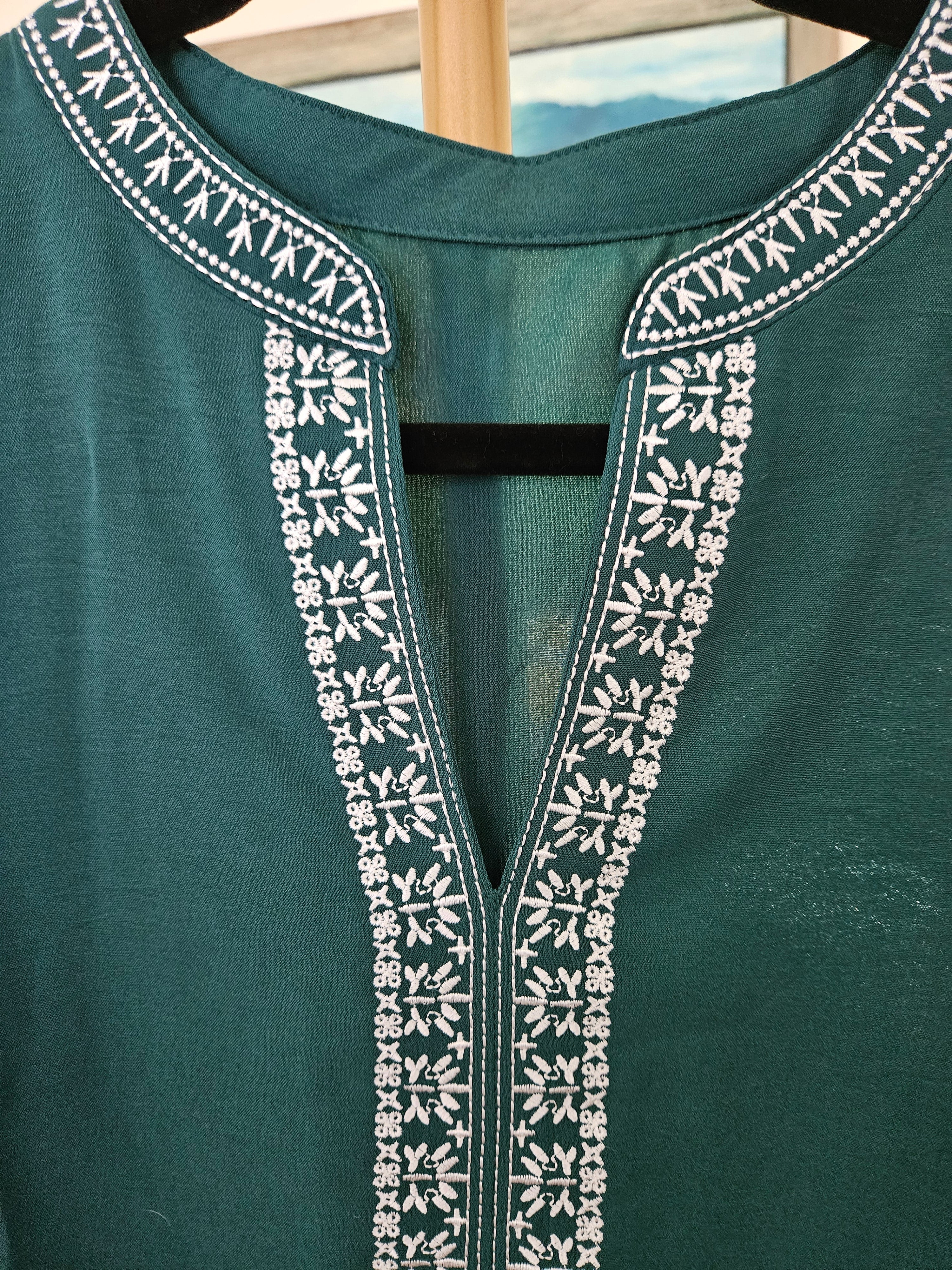 Green W/ White Embroidrey V-Neck Blouse Sz Sm