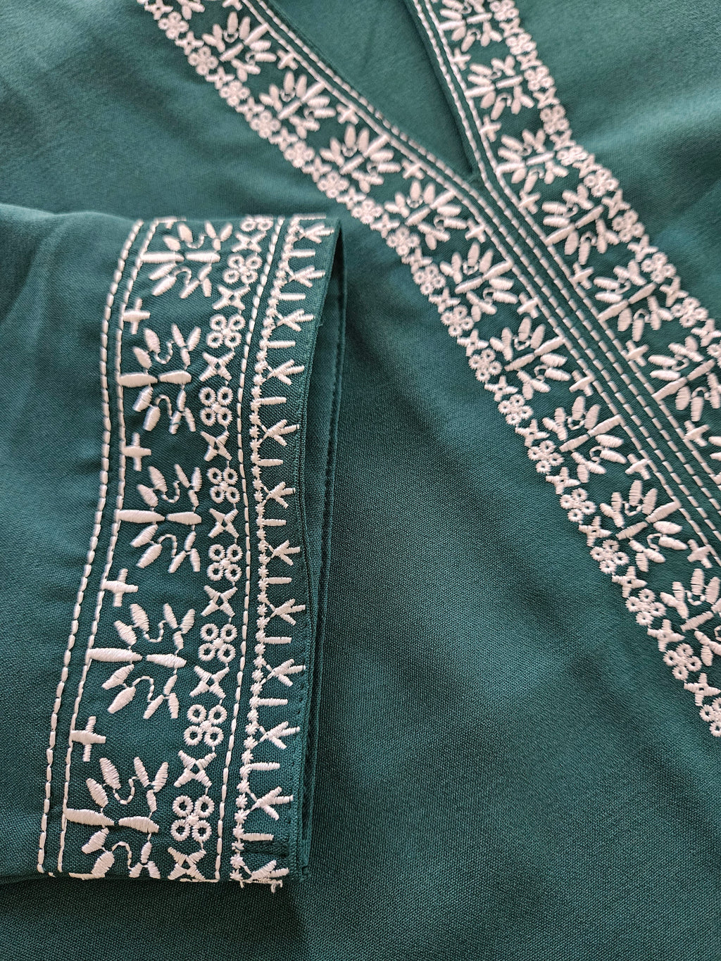 Green W/ White Embroidrey V-Neck Blouse Sz Sm