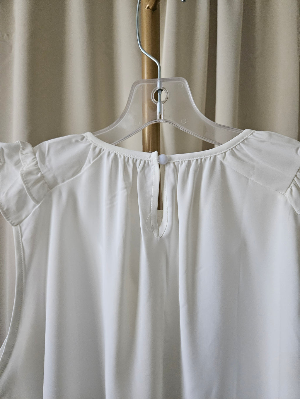 Wholesalesir – Delicate White Ruffle Neck Sleeveless Blouse