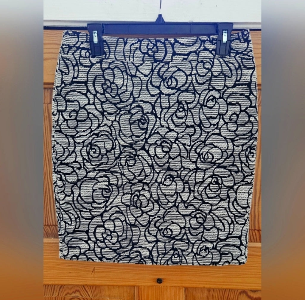 Ann Taylor Petite Blk & White Mini Skirt Size 8P