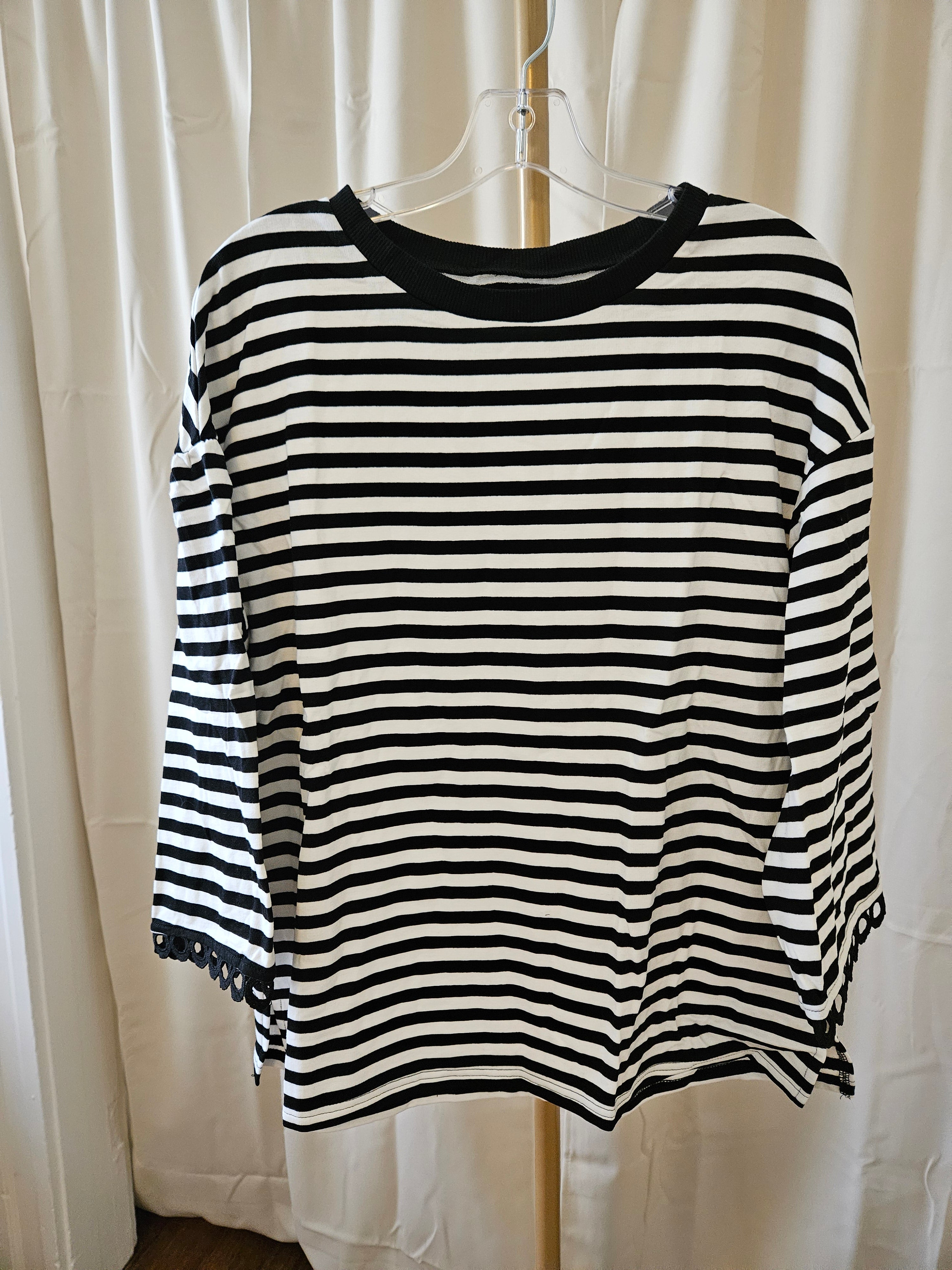 LiveFashionWay Striped Drop Shoulder Lace Trim Bracelet Sleeve Top