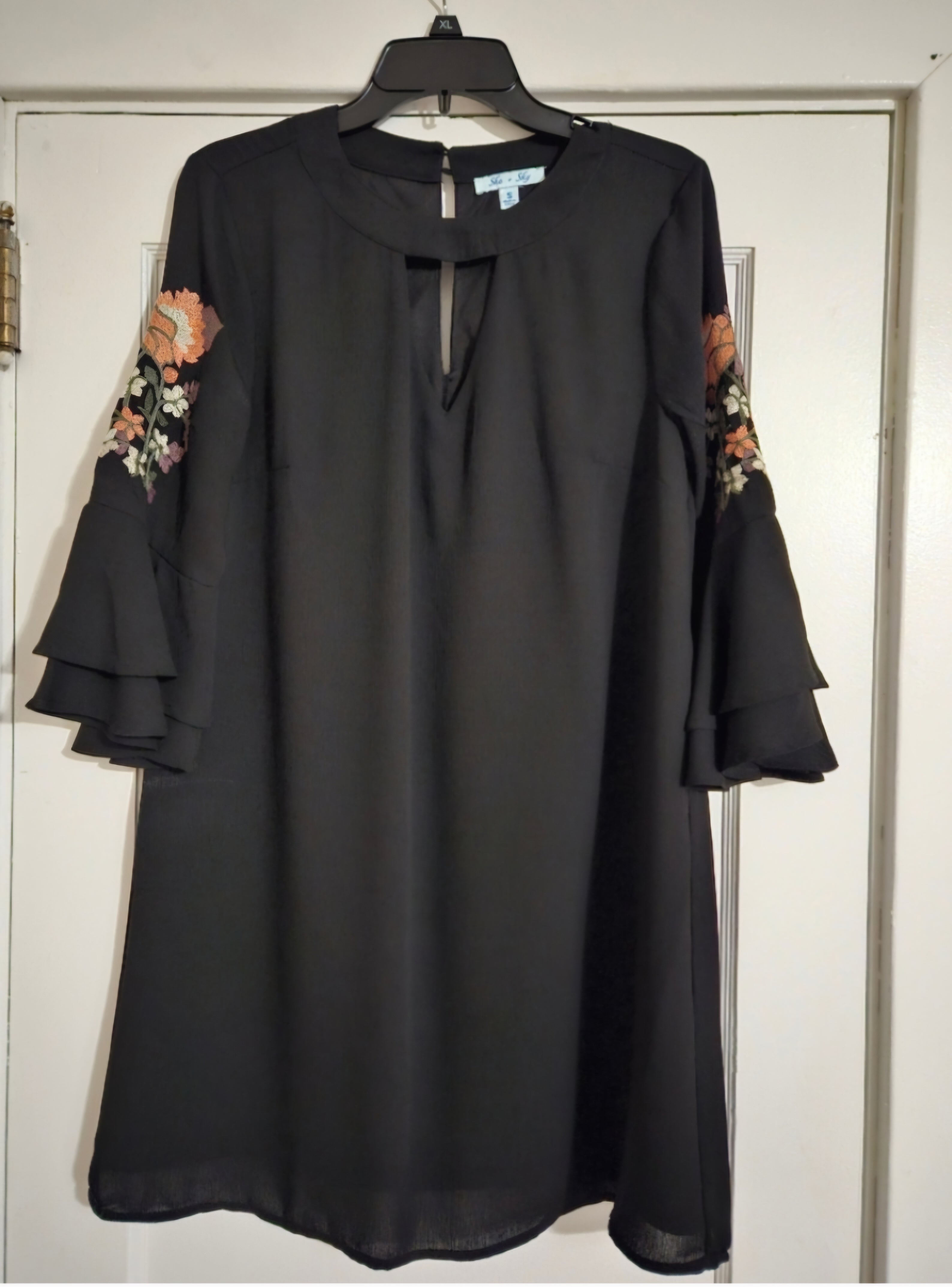 She & Sky A-line Dress Size Small. Embroidery on Flutter Sleeve