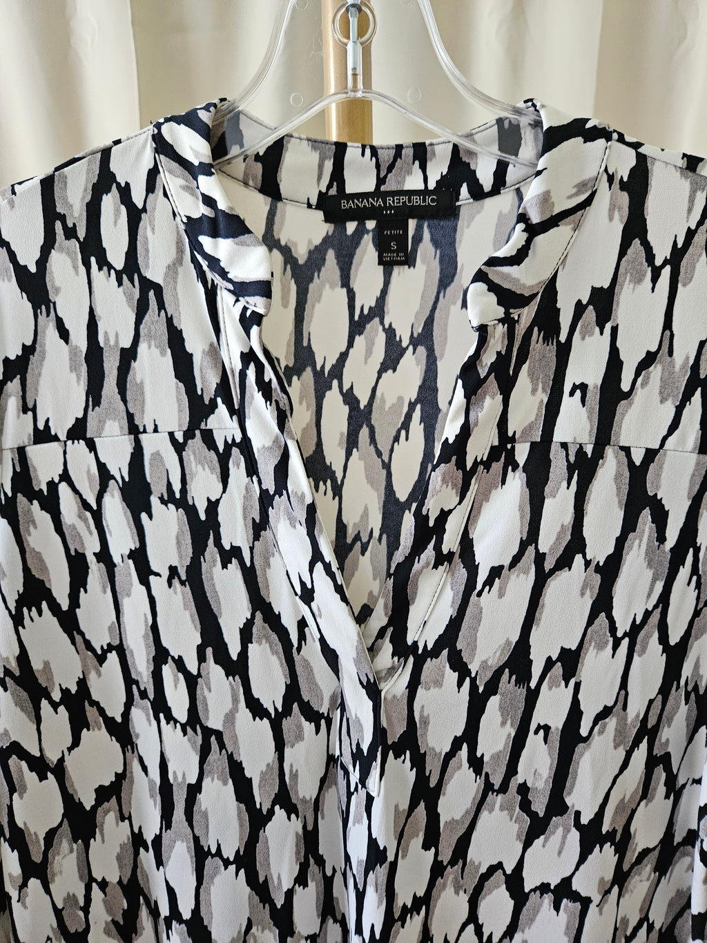Banana Republic Black, White & Gray V-Neck Shift Dress | Size Small