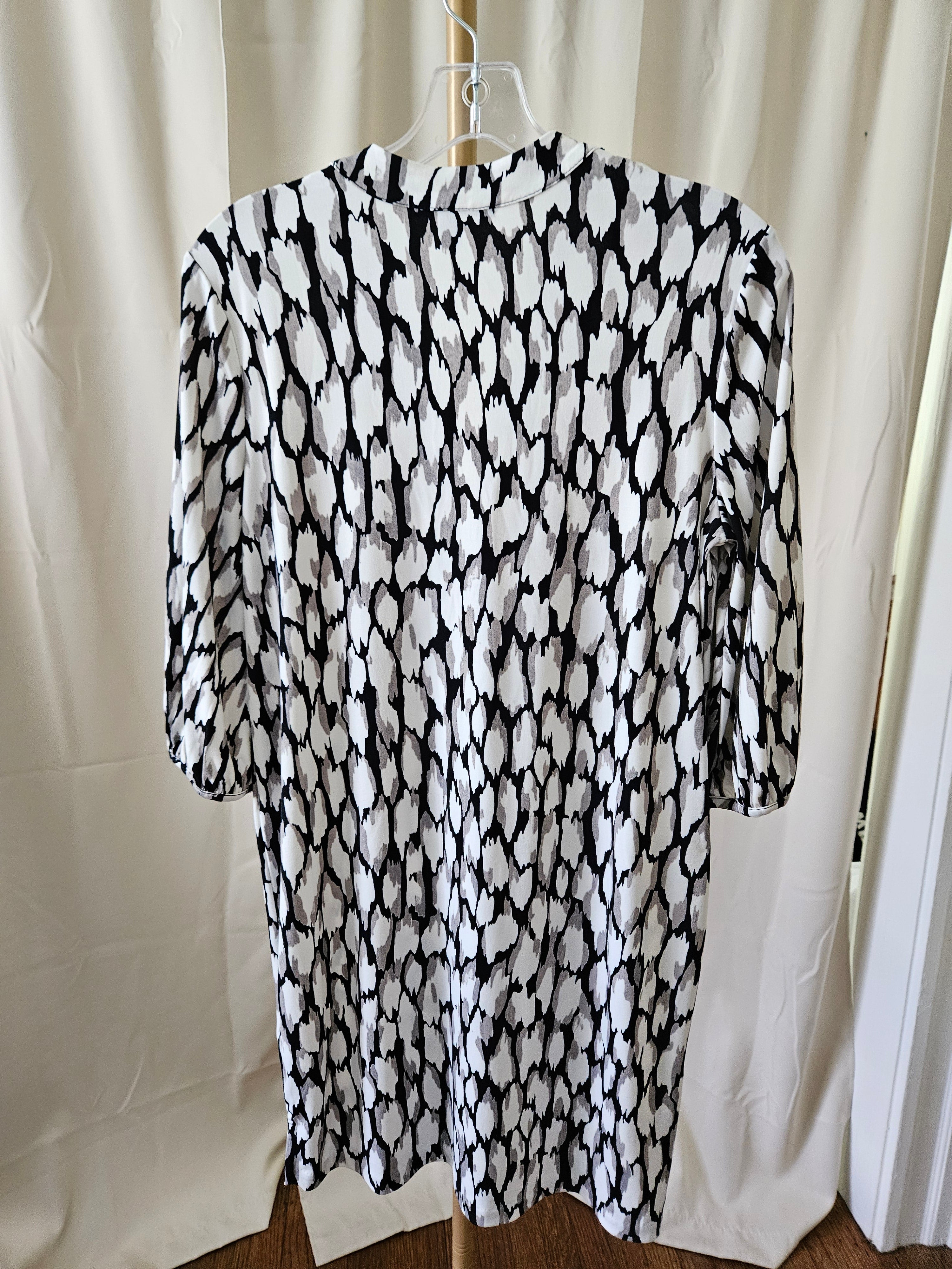 Banana Republic Black, White & Gray V-Neck Shift Dress | Size Small