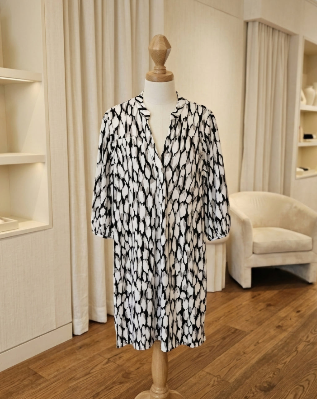 Banana Republic Black, White & Gray V-Neck Shift Dress | Size Small