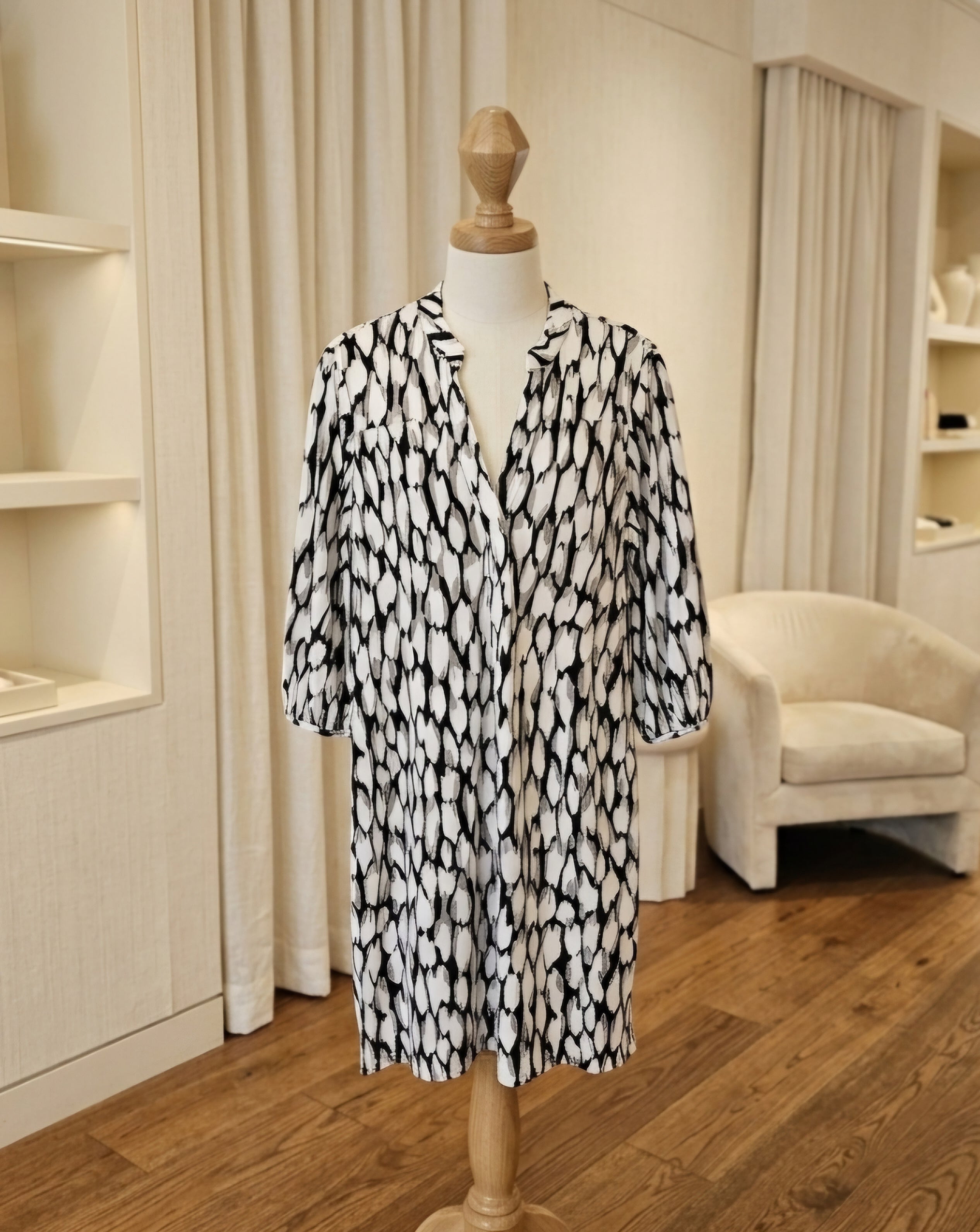 Banana Republic Black, White & Gray V-Neck Shift Dress | Size Small