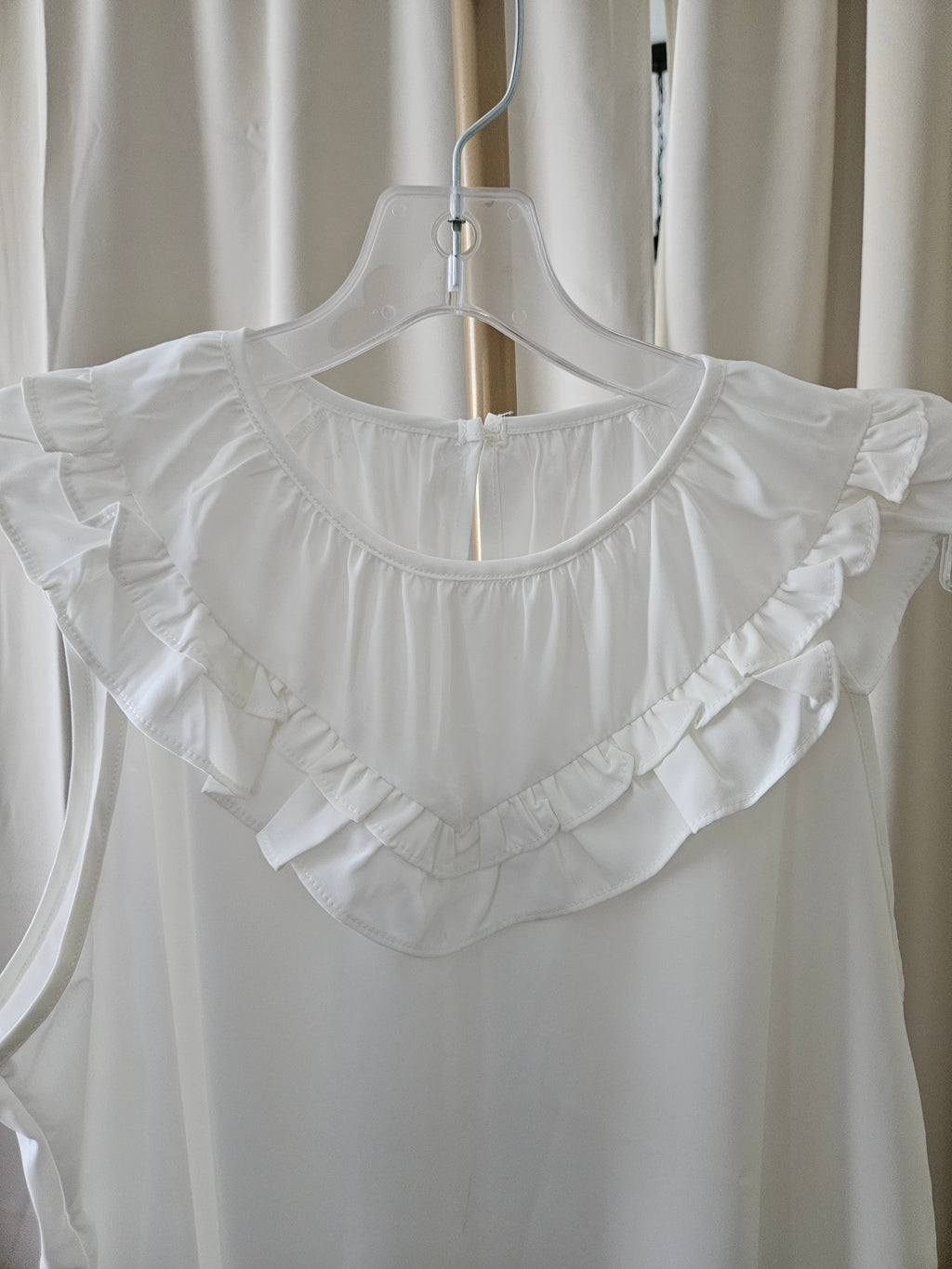 Wholesalesir – Delicate White Ruffle Neck Sleeveless Blouse