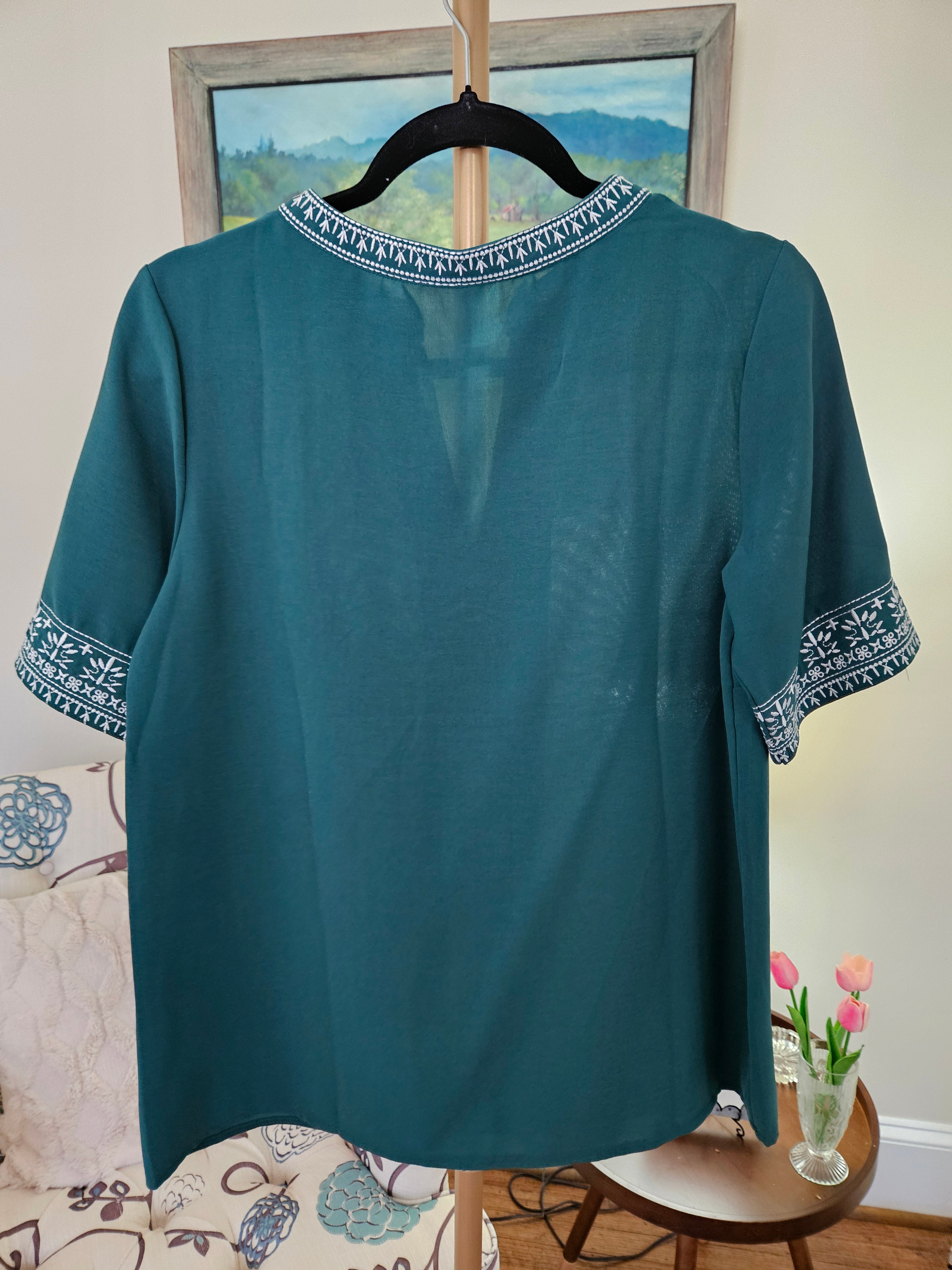 Green W/ White Embroidrey V-Neck Blouse Sz Sm